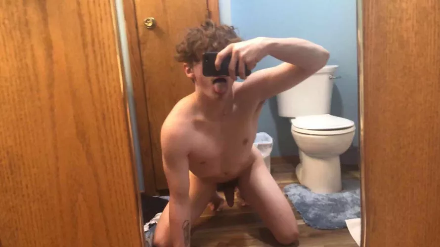 Do you like it when i get on my knees for you mistress? 🥰