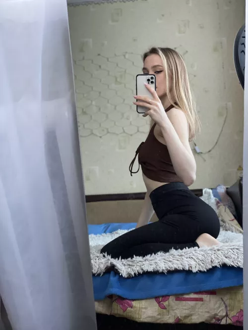 Do you like me in these yoga pants?🍑