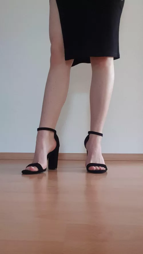 Do you like my feet in these heels? 🥰