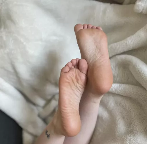 Do you like my little size 6 feet ☺️