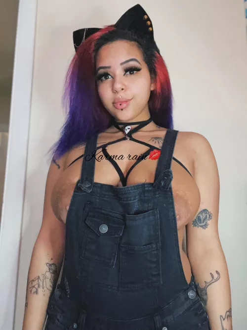 Do you like my overalls?🙈🖤