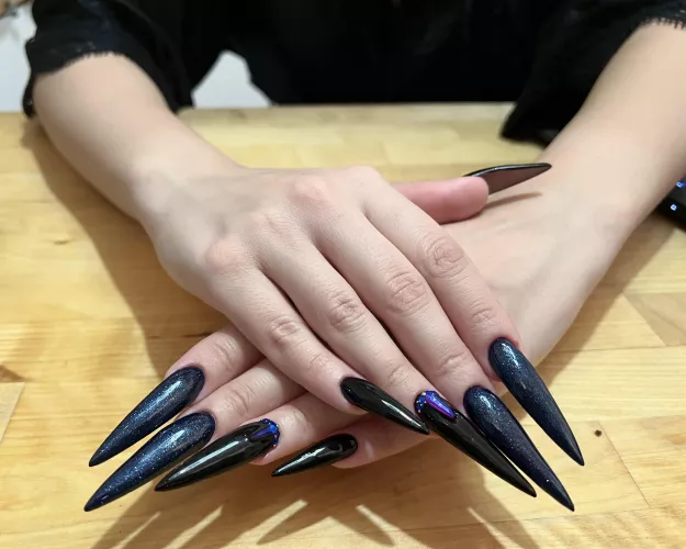Do you like my sharp long nails? 🖤