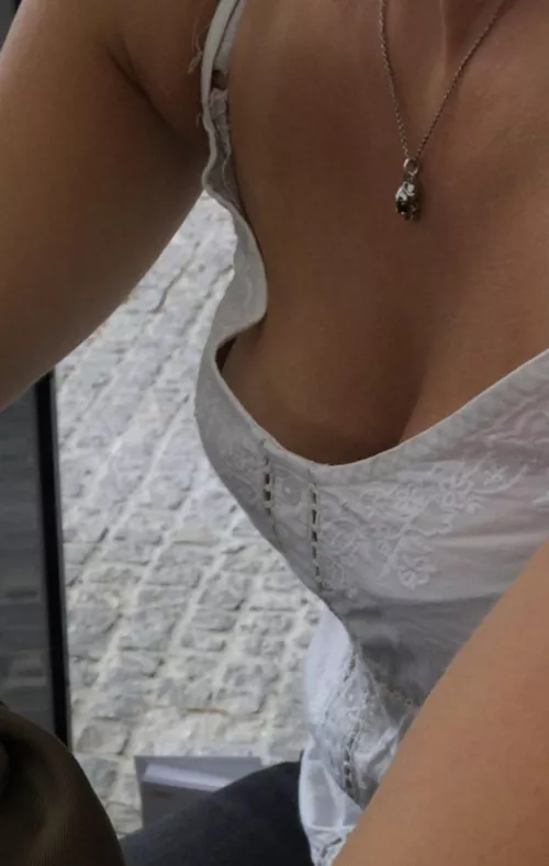 Do you like that cleavage? 😏