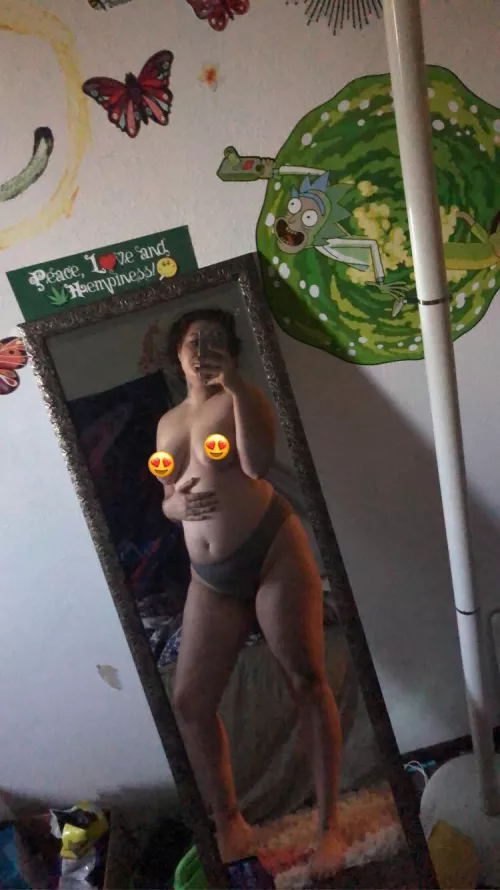 Does anybody have a pregnancy fetish? 🥹