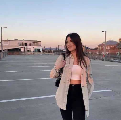 Does someone want to dirty chat about her until I cum?