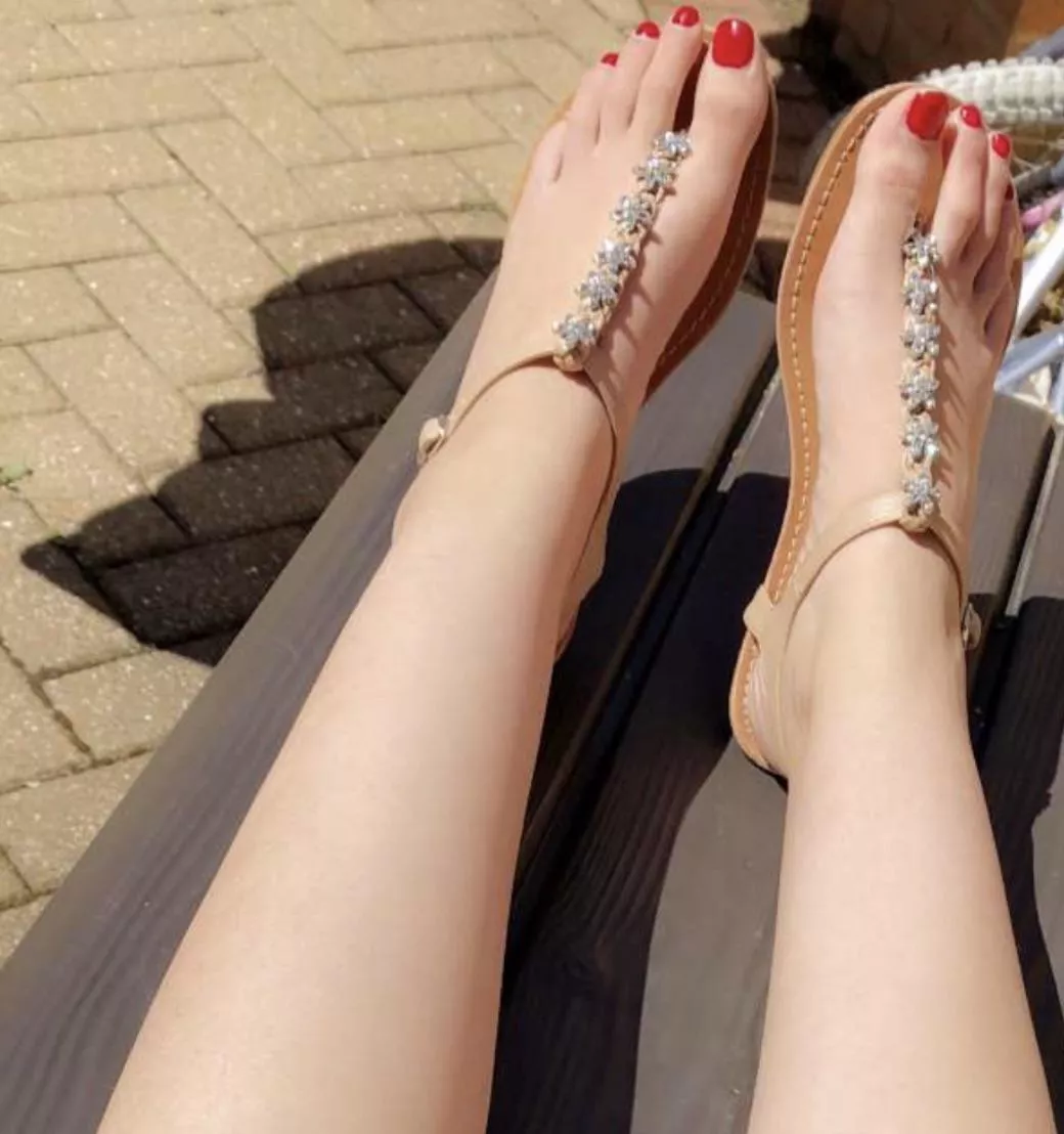 Does this look hot on my missus? Red toes, white or natural?
