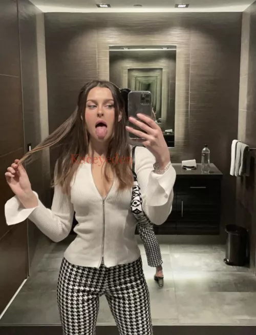 Does this look like a face you'd want to cum on so I can swallow daddys cum😋🥹