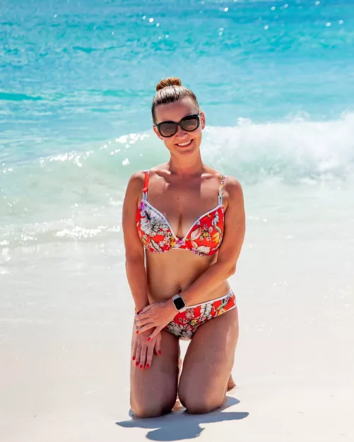 Dominicanađź‘©Loschevađź‘™Red classic bikini with Flowers print