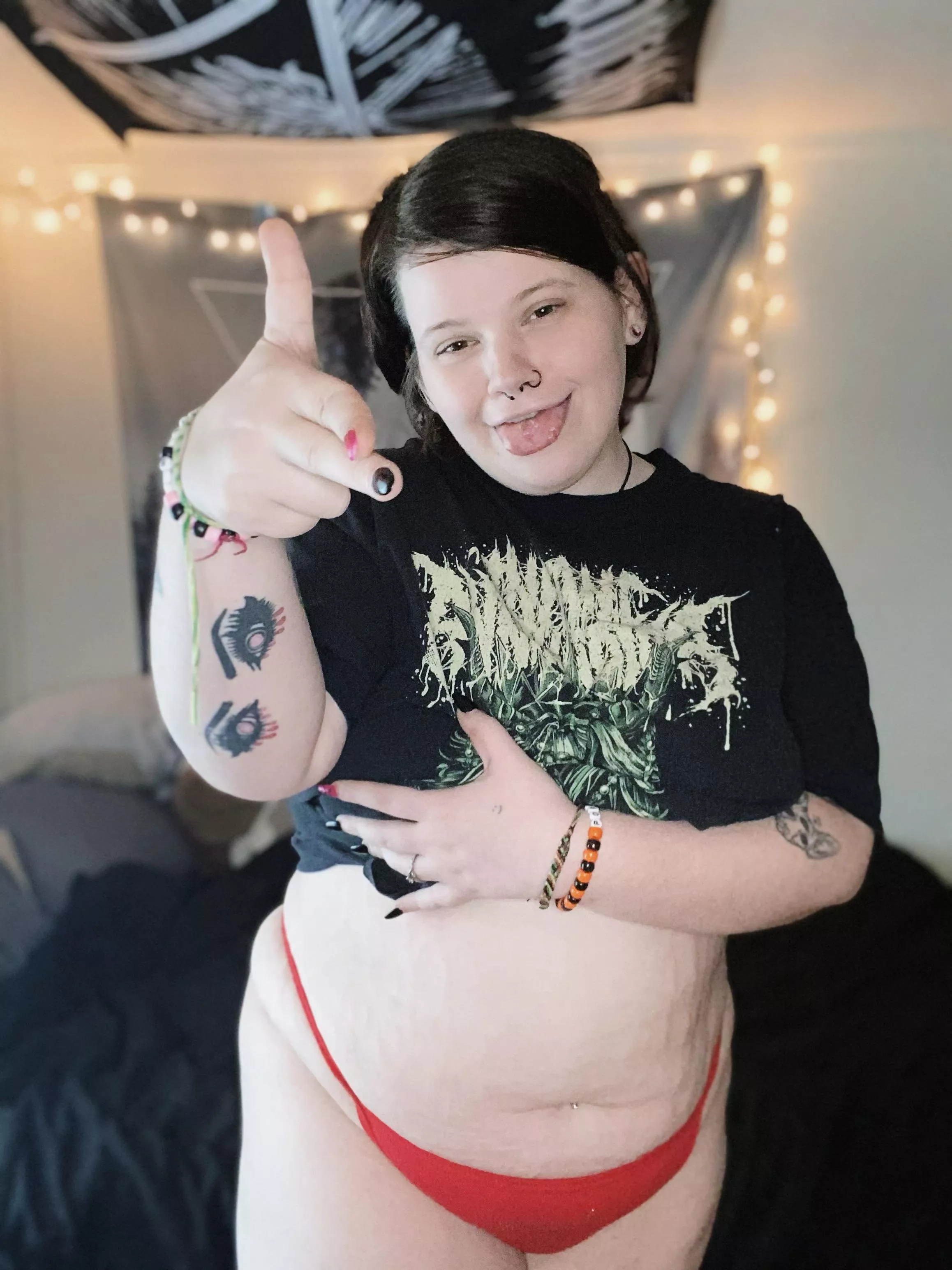 [Domme] Hands up and get down on your knees! To worship and adore me 🖤😈