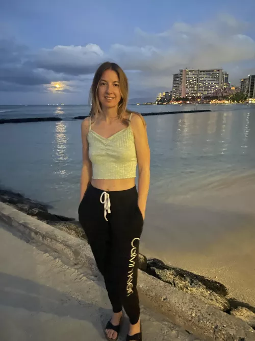 Don’t need a bra to watch the sunrise☀️