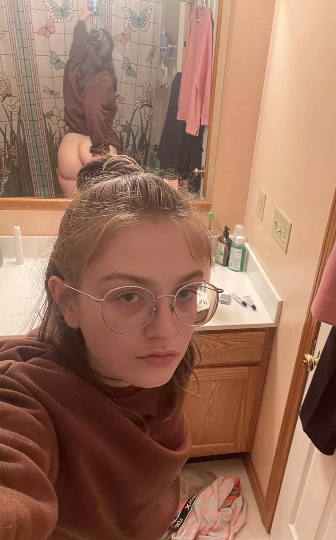 Don't u wish u could see what my hair is hiding? 🧚🏻