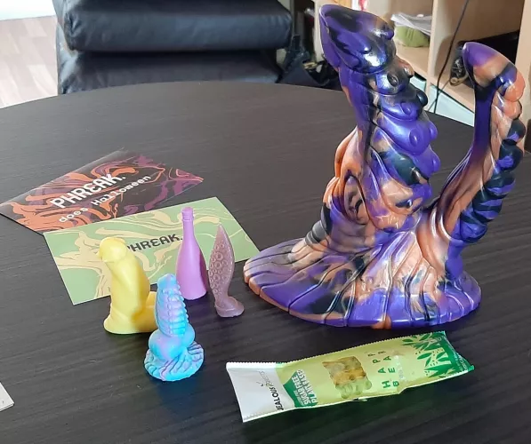 Double dildo from Phreak Club with the halloween coloration (we ALWAYS love the candies xD !) + 3 tiny