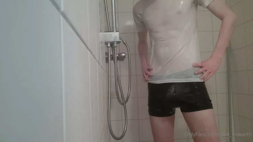 Dripping with confidence 😚🚿 (I love this subreddit)