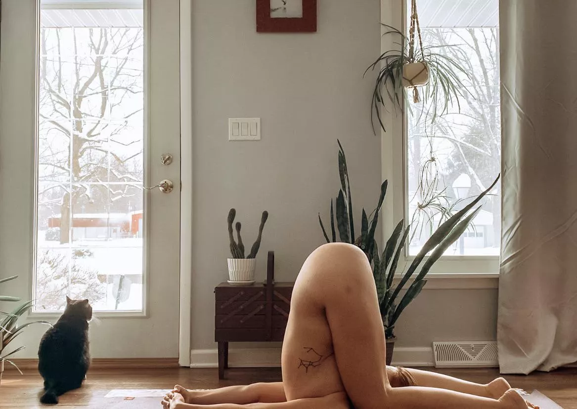 Ear pressure pose….I call it..”fuck me” pose… only on OF, link in comments