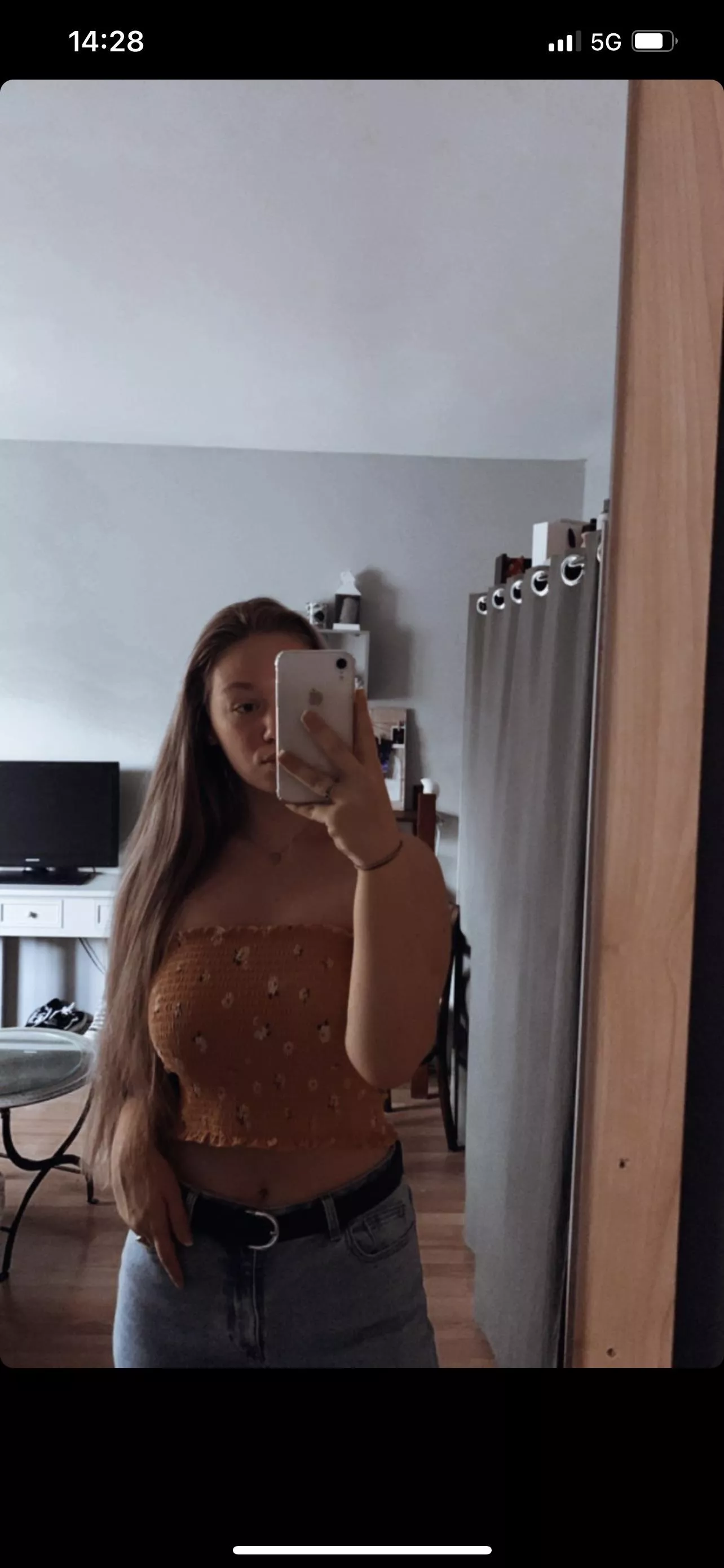 Elle porte un soutif ou elle n’en porte pas ? Venez me donner sa taille de poitrine en dm et en parler