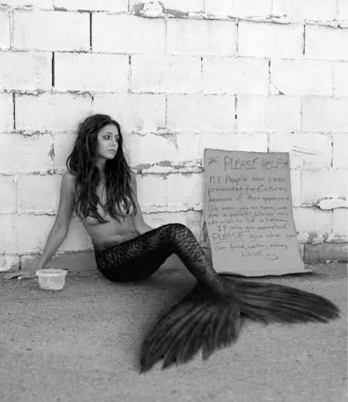Emmanuelle Chriqui as a sexy homeless mermaid. Works for me. 2000’s