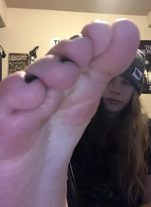 Enjoy my toes🖤