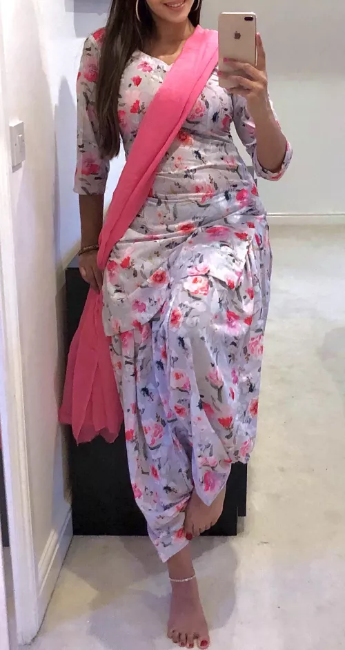 Every girl should have a flower outfit in her wardrobe šø British Punjabi Indian