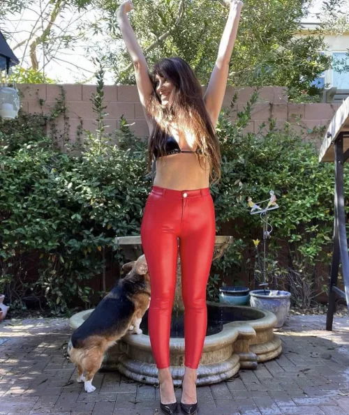 [f] Do you like my latex dressing 😍