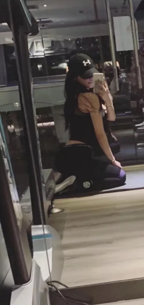 [f] Every time I go to a “hotel” like gym with huge ass mirror, I need to take a selfie hahahahah