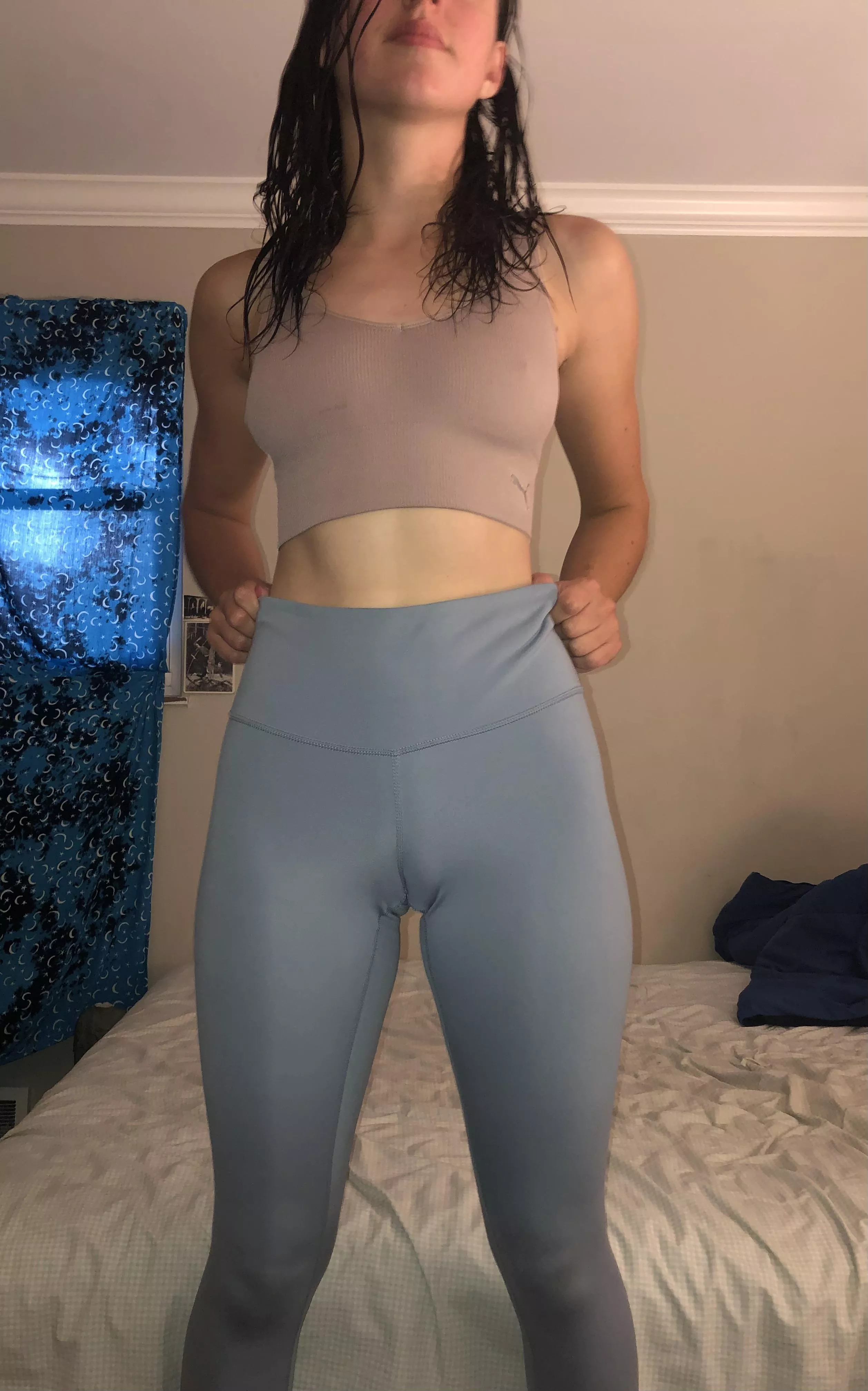 [F] I love leggings that give me cameltoe 😋