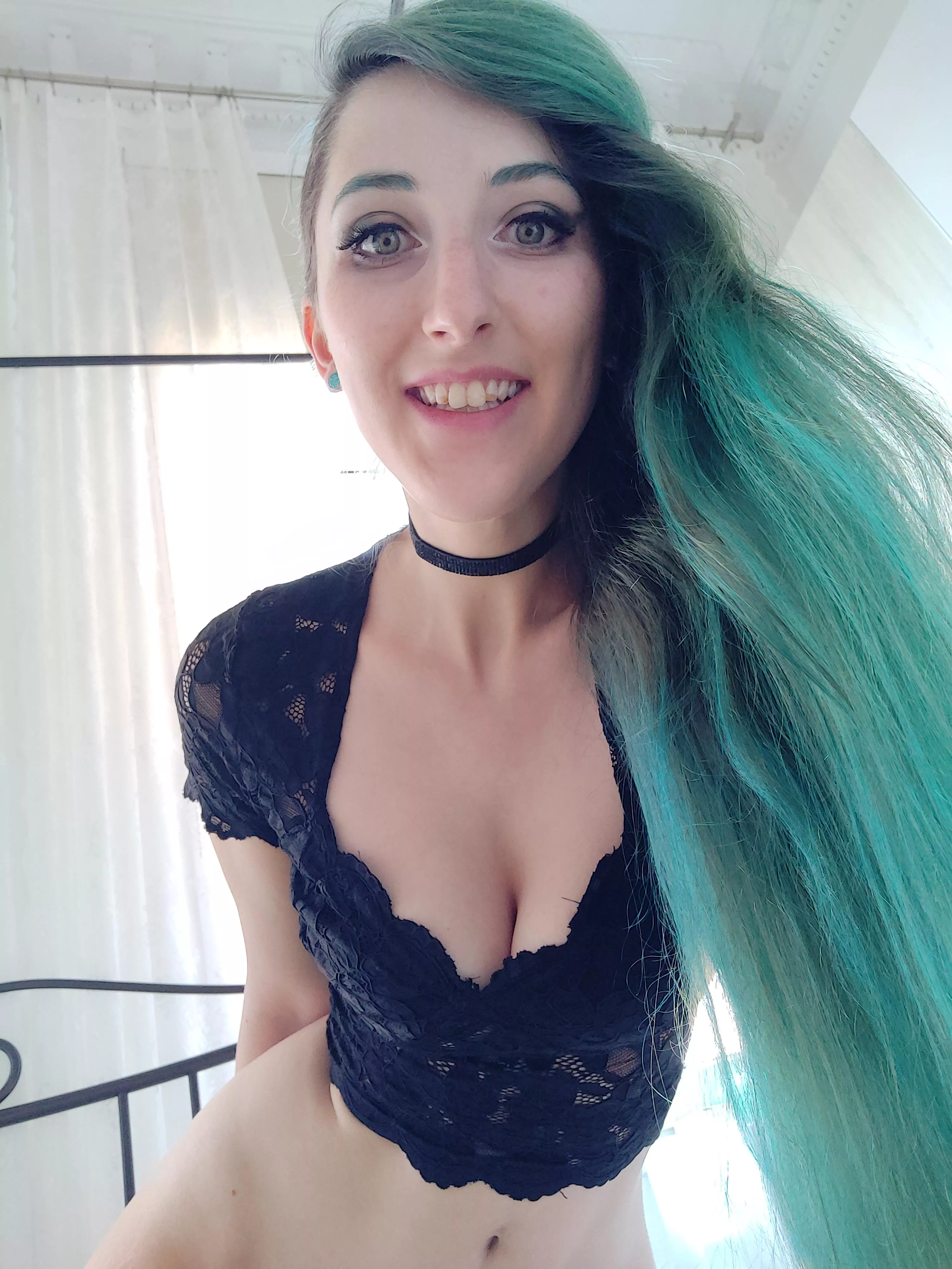 [F] i need hugs.. so many