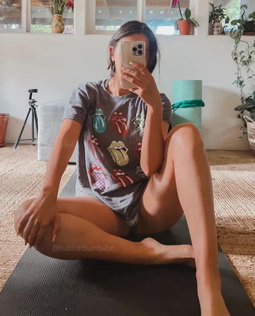 [f] I wonder what’s underneath this shirt 🧐