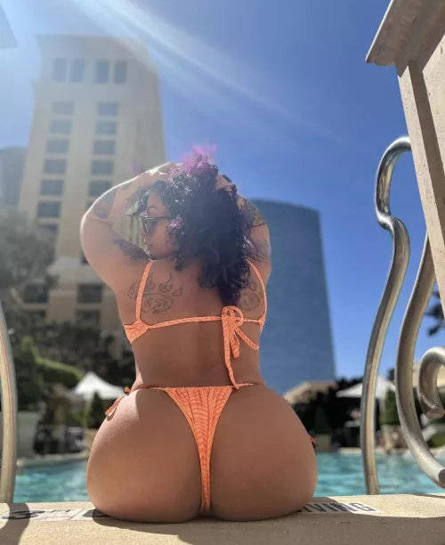 (F) Sun’s out buns out! 😘