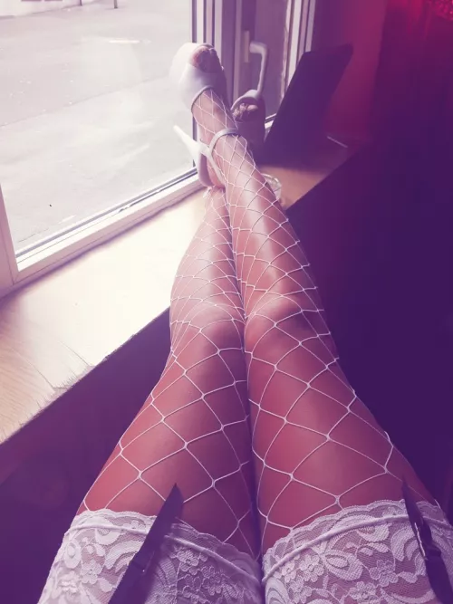 [F] Tell me what you think about my legs & high heels 🥰