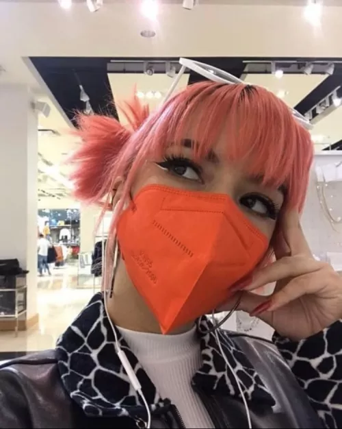 Facemask, thick eyeliner and falsies, love it (F23)