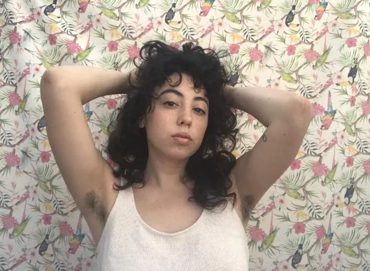 Feeling cute flaunting my hairy pits 🥰