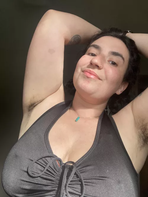 Feeling cute with my hairy armpits 🥰