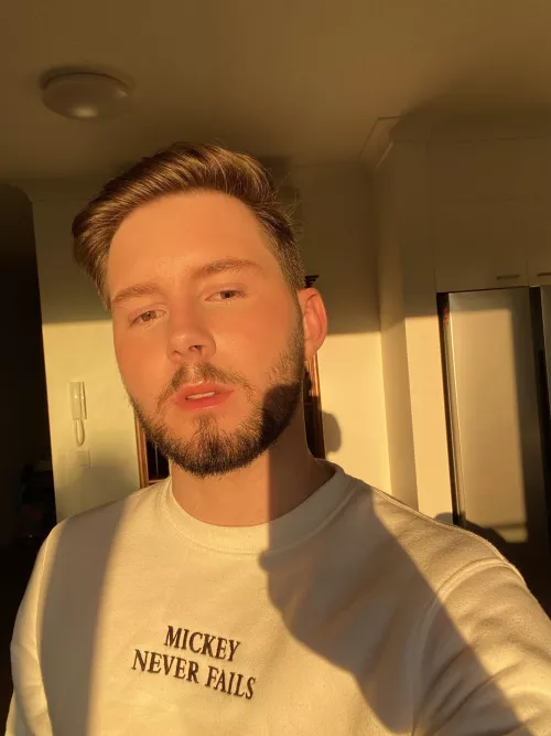 Feeling golden ✨ Don’t be afraid to say hey ☺️