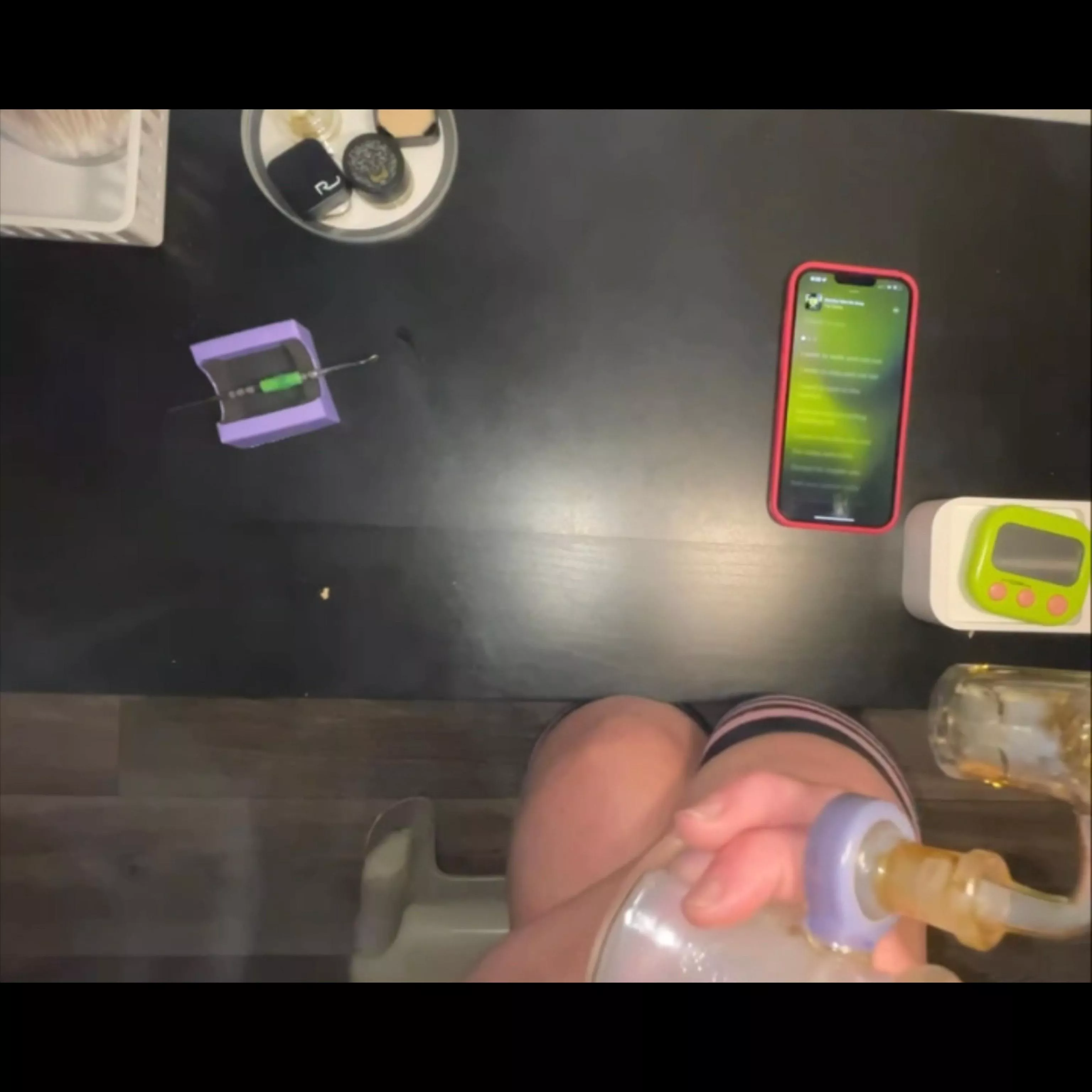 [FEMALE] Good morning sunshine. Happy Sunday. ☀️ Take a dab with me!