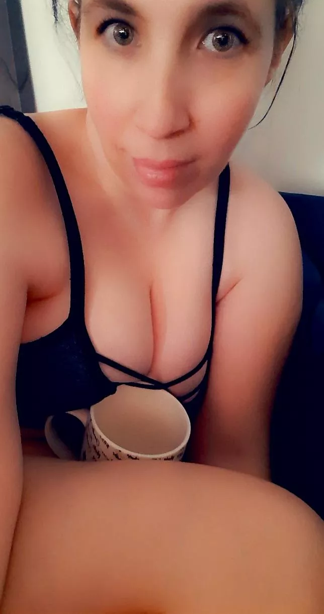 Fill me up. And I'm not necessarily talking about my coffee 😜😈