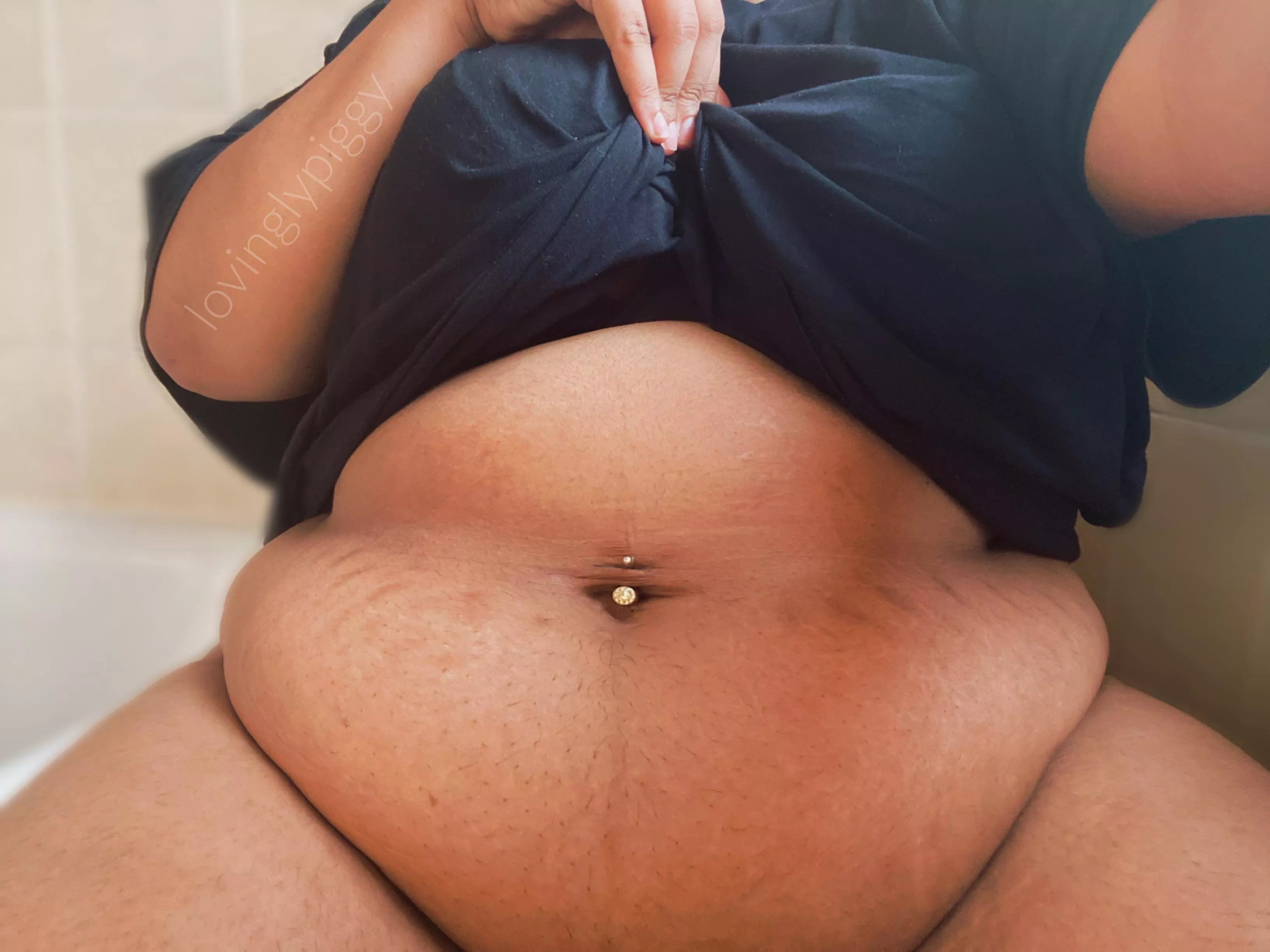 Filled my squishy belly with bagels, fruit and creamy coffee this morning 💛🐷💫