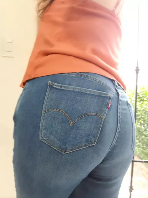 First post here! 💋 Nothing beats a simple pair of jeans.