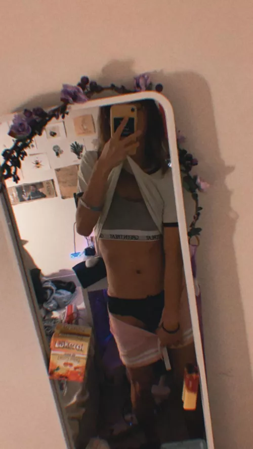 First time around and shy (they/she) 😳 hope I’m welcomed