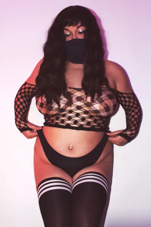 Fishnet Friday, anyone? 🤲