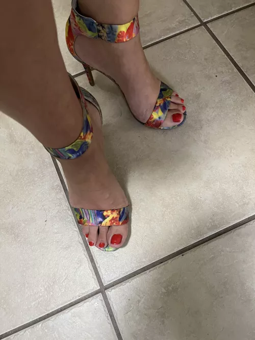 Floral heels a red feet