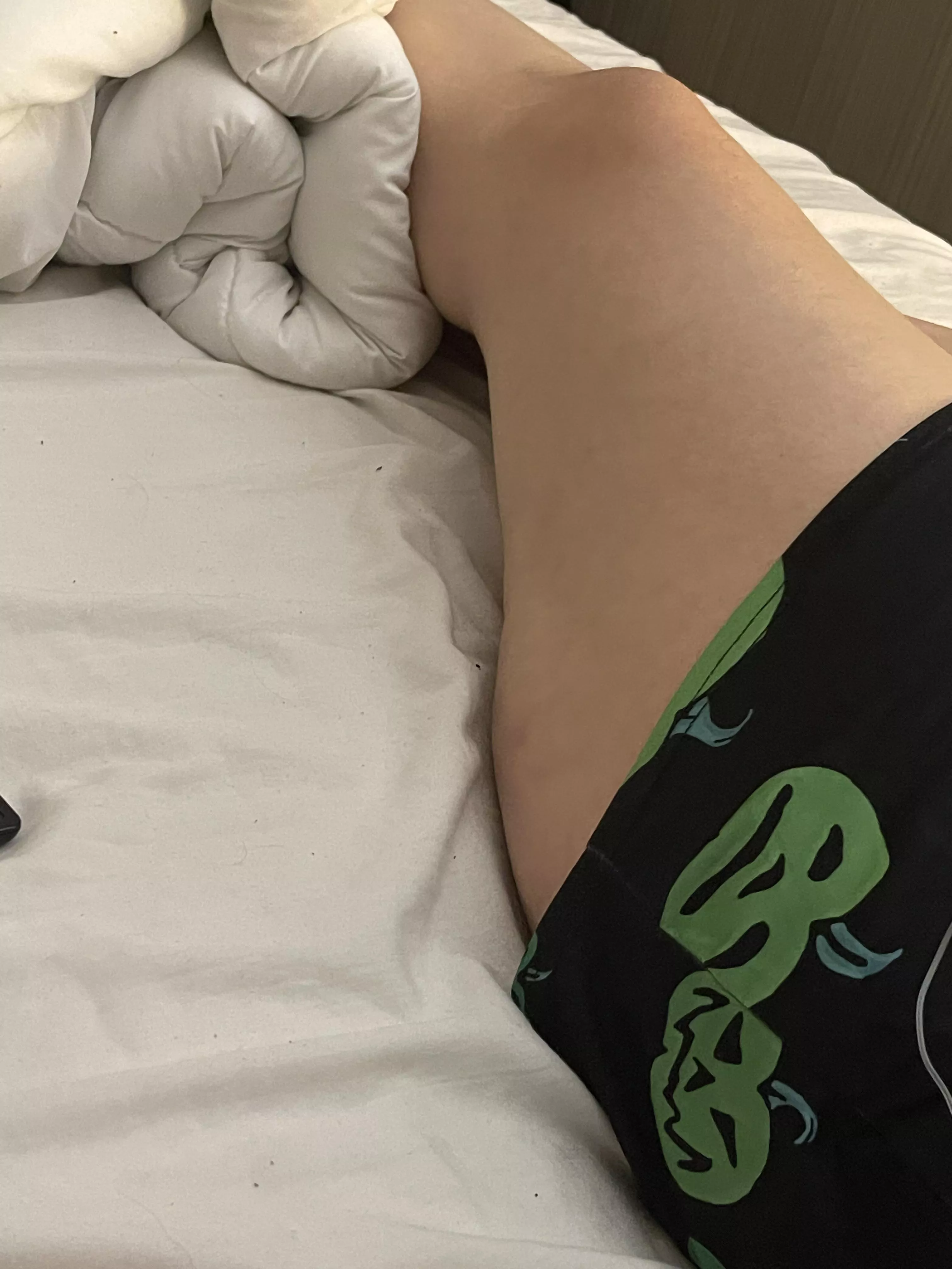 [FM] Wondering what to do with her legs