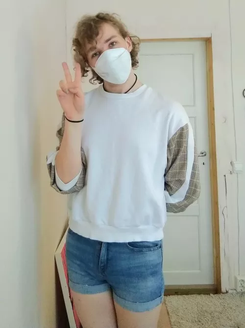 Found a pair of denim shorts. I really like them ♥