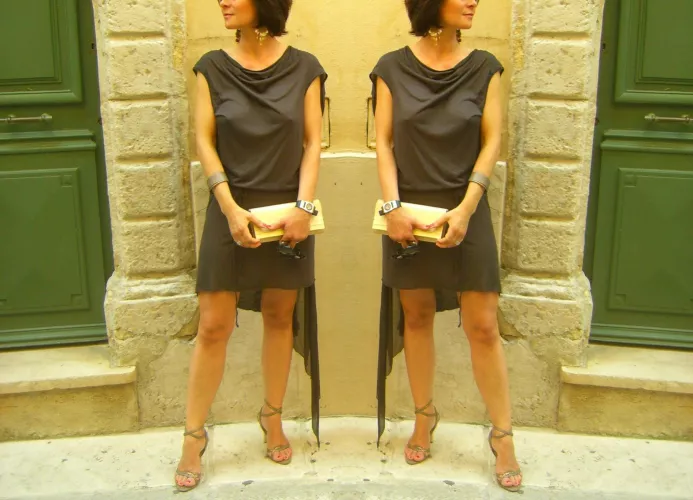 FrenchMom in my 50's showing my assets at a wedding in Saint Tropez, should i show more ?