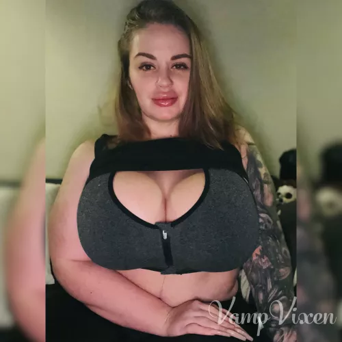 Fresh lips and big tits! šš¤