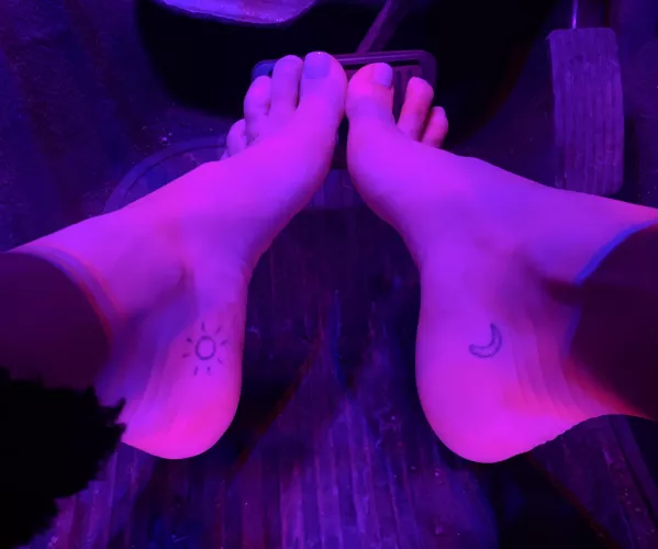 fresh pedi had to get a pic in the car i couldn’t resist