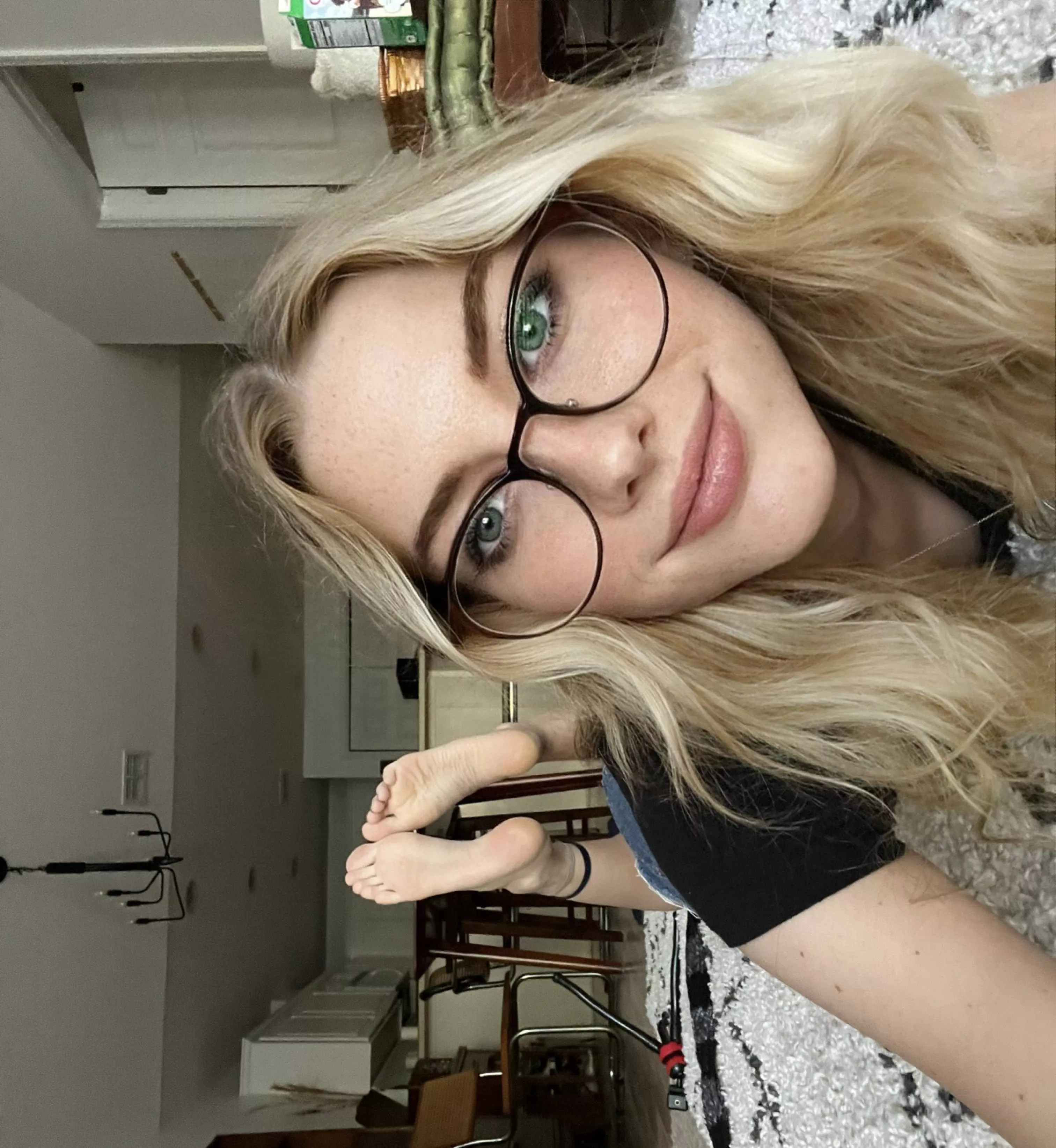 fuck me hard while you play with my feet