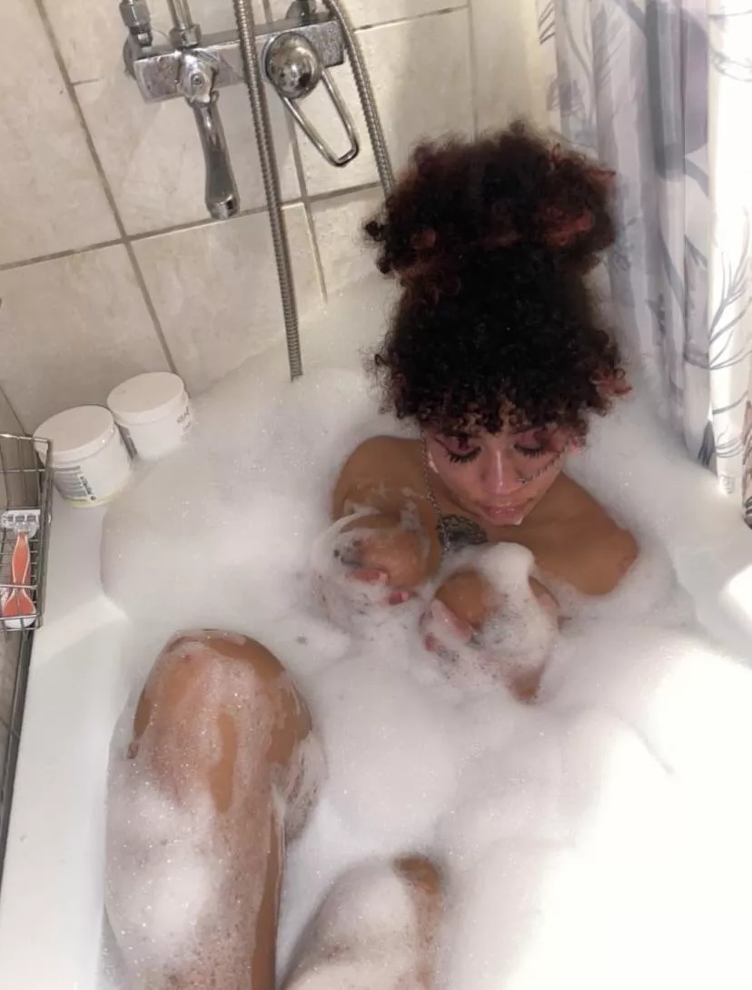 Get in baby 💖🐰 Sunday’s for self care!