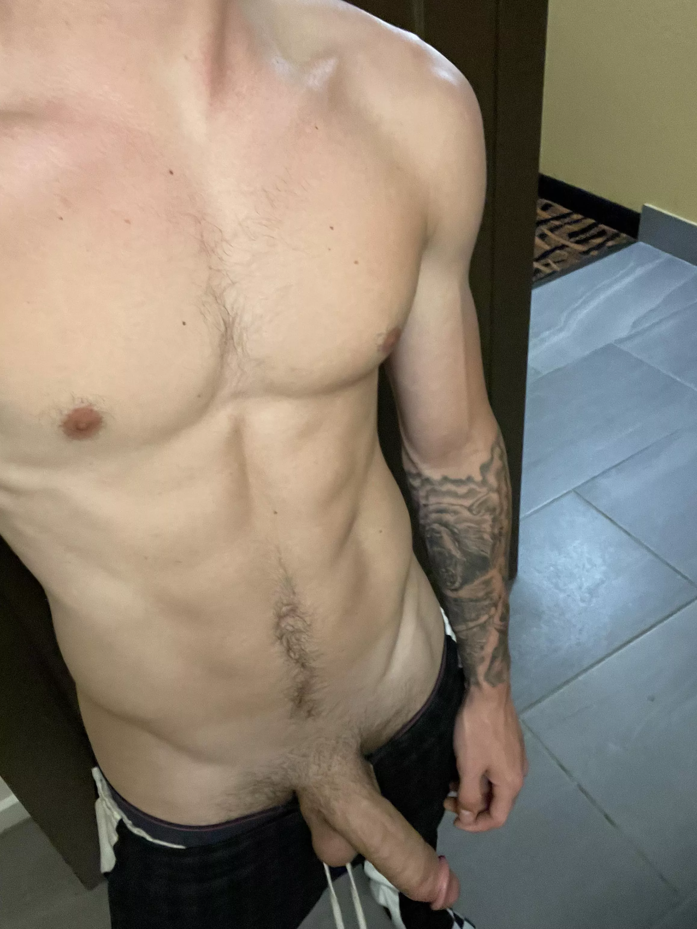 Get on your knees and suck me till I blow a load😈💦