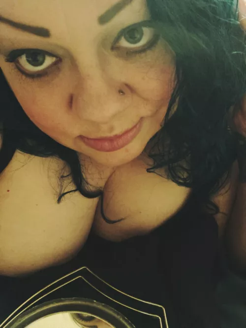 Getting dolled up to take sexy new photos for youuu. 💋💄