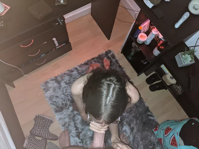 Getting head while her boyfriends at work 😩